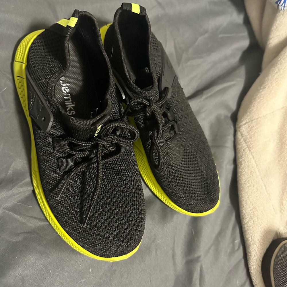Sz 3 Black and Yellow Kids Sneakers